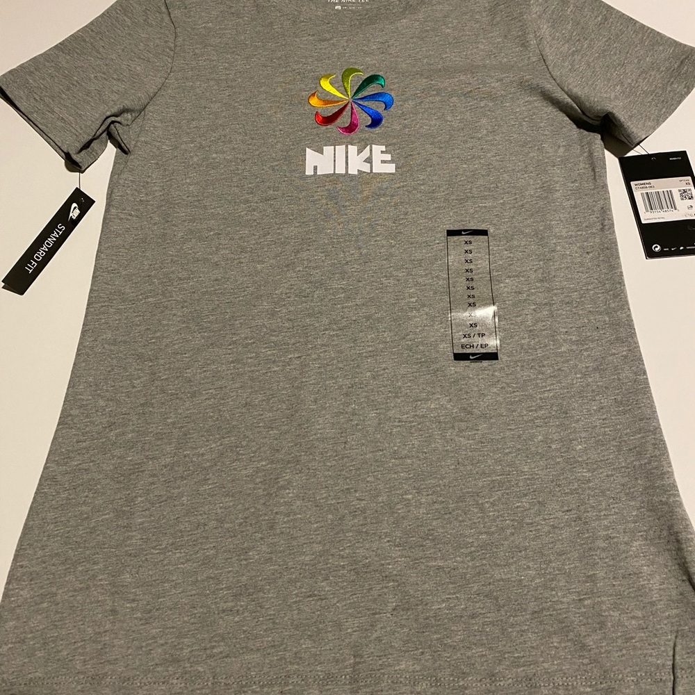 Nike Embroidered Pinwheel Women's XS T-shirt Gray
